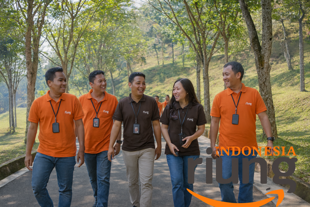 Jalan satai peserta gathering di area outdoor hotel