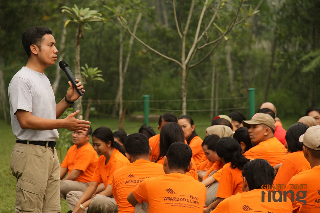 Fasilitator outbound memberikan instruksi kepada peserta