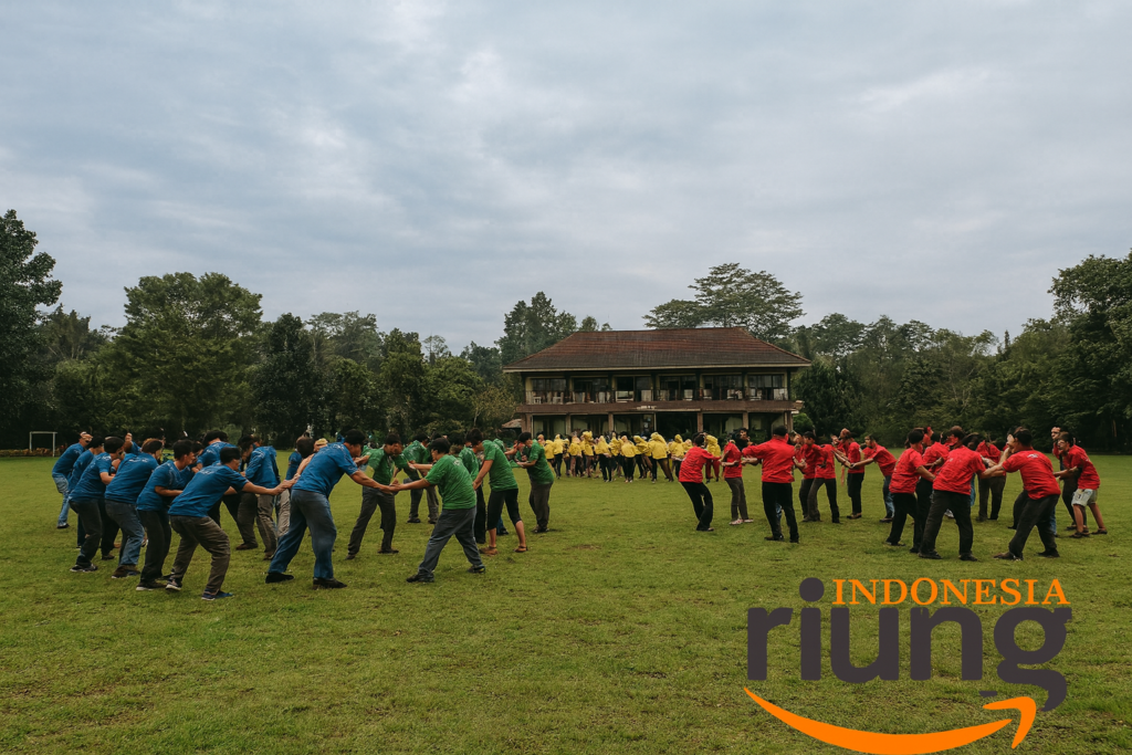 Tim perusahaan mengikuti sesi ice breaking outbound di Puncak Bogor