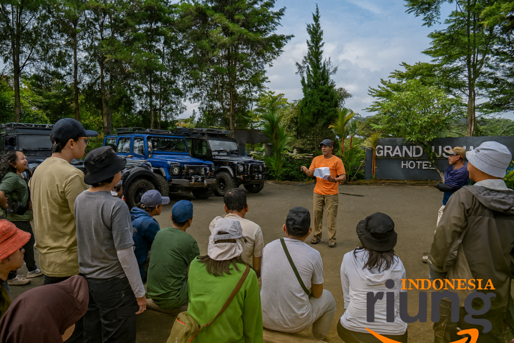 Tim perusahaan bersiap sebelum memulai offroad dengan briefing singkat