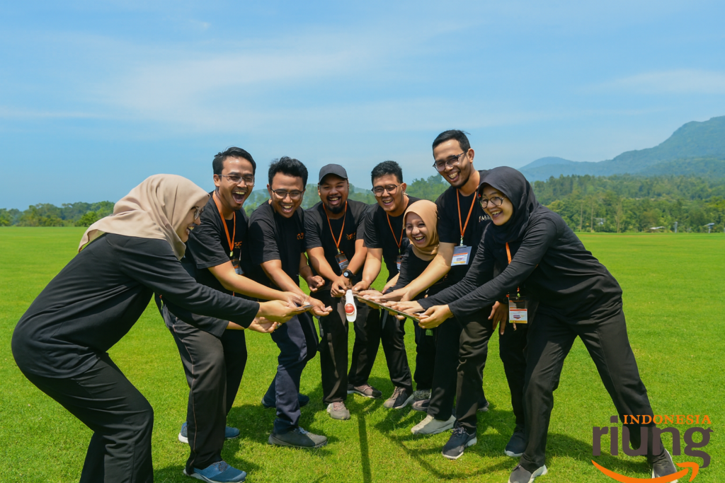Mini games peserta gathering di area outdoor The Green Peak Puncak