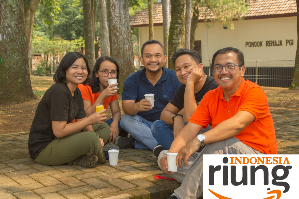 Momen karyawan sedang beristirahat di area pondok remaja pgi