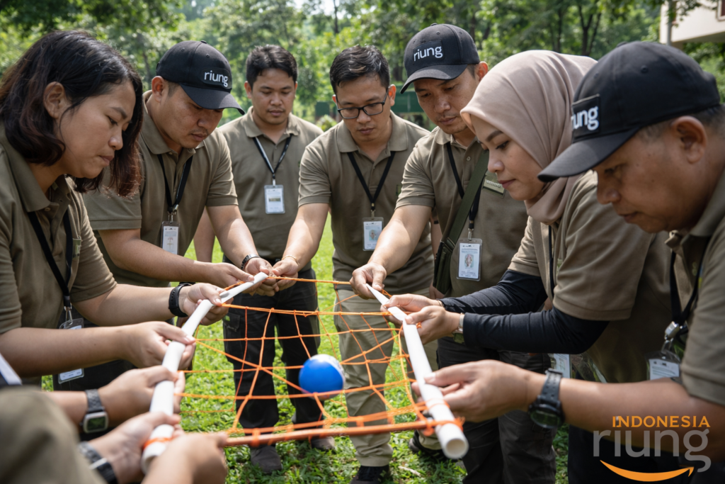 Kegiatan gathering tim kerja di lingkungan alam puncak