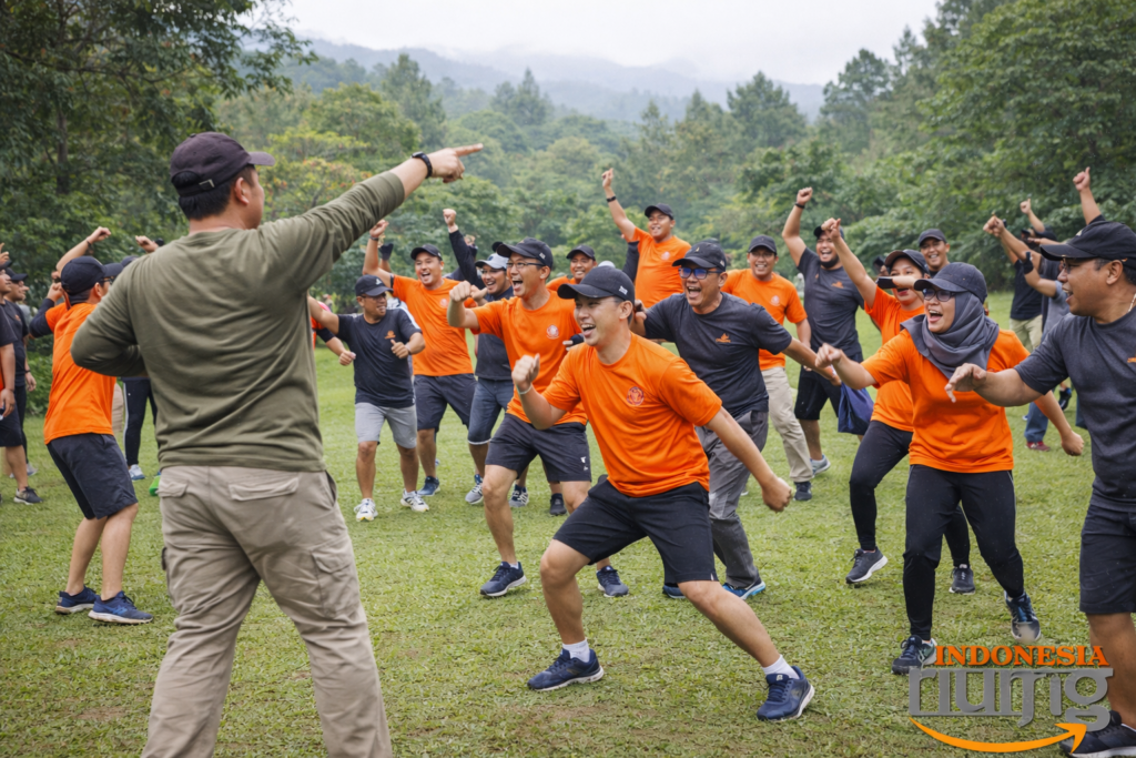 Ice breaking outbound peserta mengikuti gerakan fasilitator