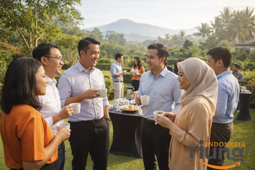 Peserta outing perusahaan menikmati coffee break santai di area outdoor Pullman Ciawi Vimala Hills
