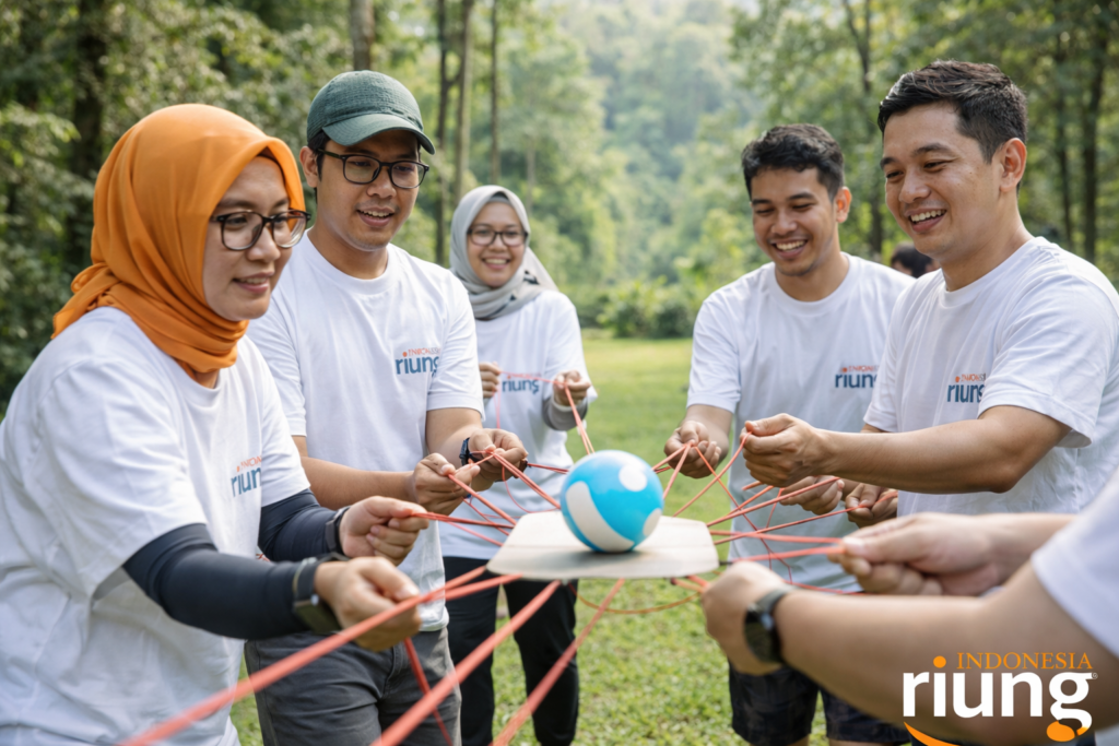 Aktivitas outbound team building perusahaan di area outdoor Leuweung Geledegan Ecolodge