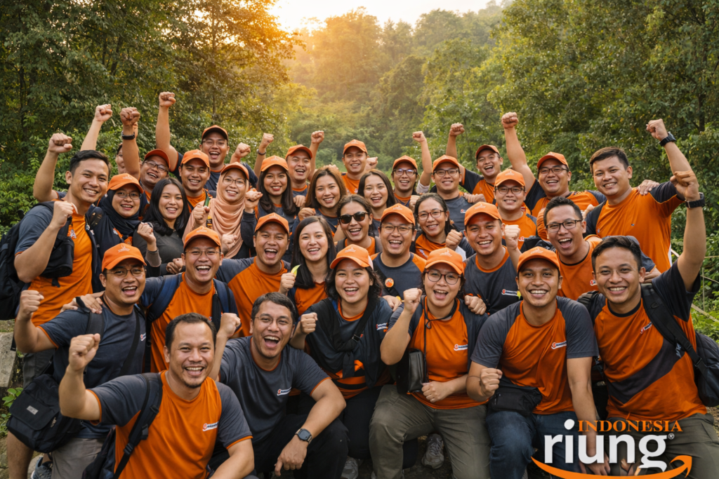 Foto kebersamaan peserta outbound perusahaan di Leuweung Geledegan Ecolodge setelah rangkaian aktivitas team building