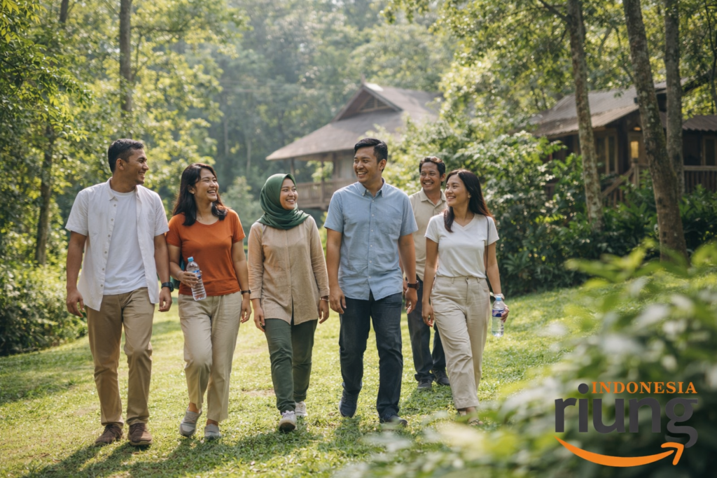 Peserta outing perusahaan berjalan santai menikmati area hijau dan jalur pedestrian ecolodge