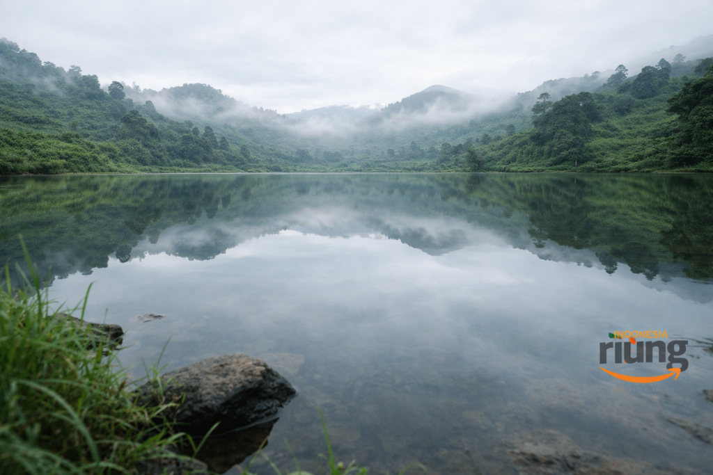 Pemandangan telaga saat untuk kegiatan trekking di Puncak