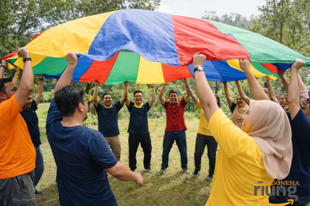 Aktivitas rekreatif ringan saat gathering perusahaan, permainan sederhana yang aman dan inklusif