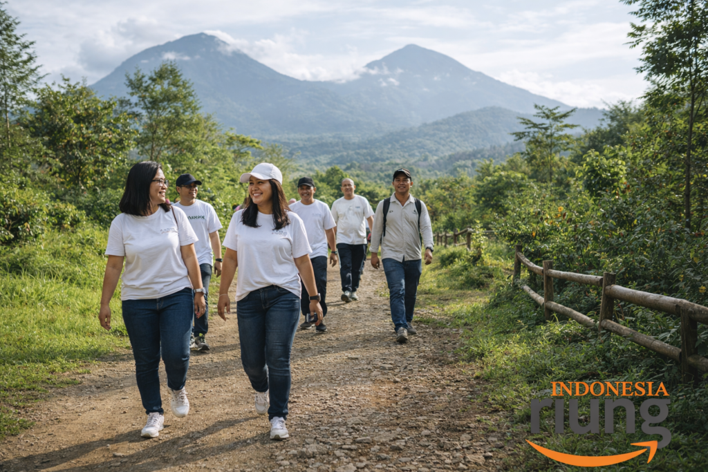 Peserta outing perusahaan berjalan santai di jalur alam Pondok Kapilih Resort & Camp Pancawati
