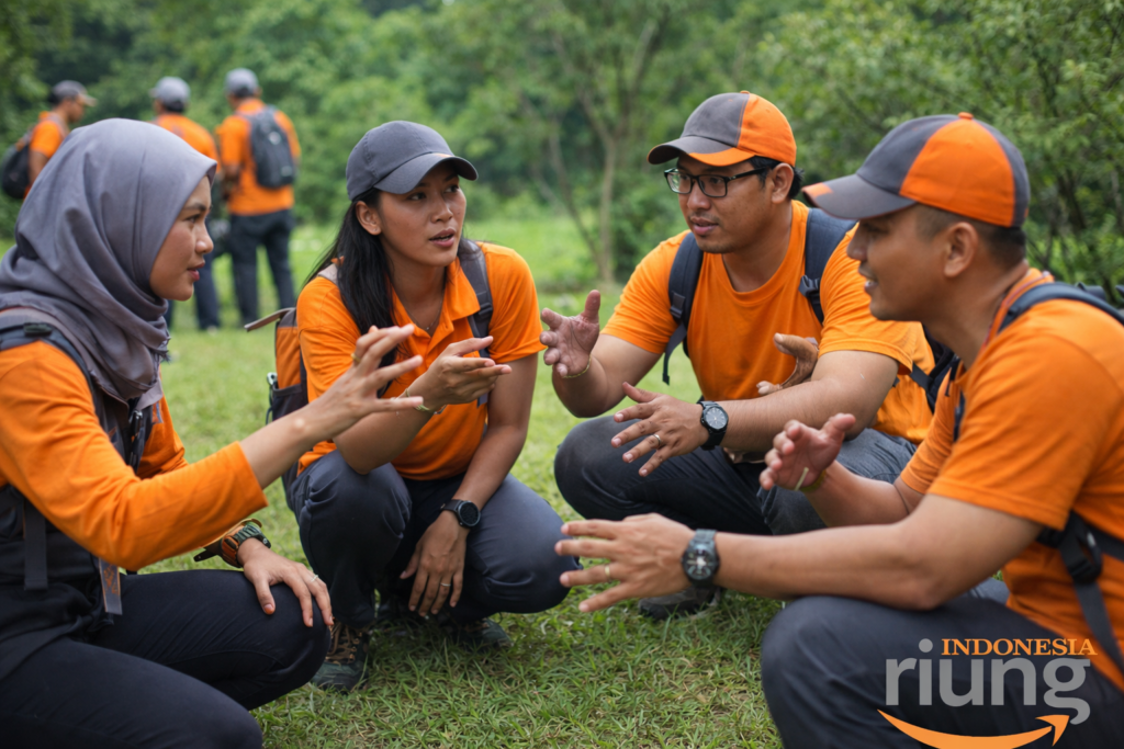 Peserta outbound berdiskusi dalam kelompok kecil saat simulasi komunikasi