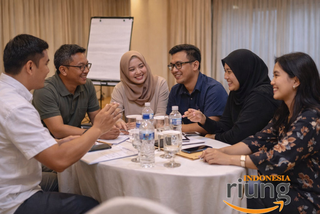 Tim perusahaan sedang mengikuti sesi diskusi gathering di ruang bersama Hotel Grand Pesona