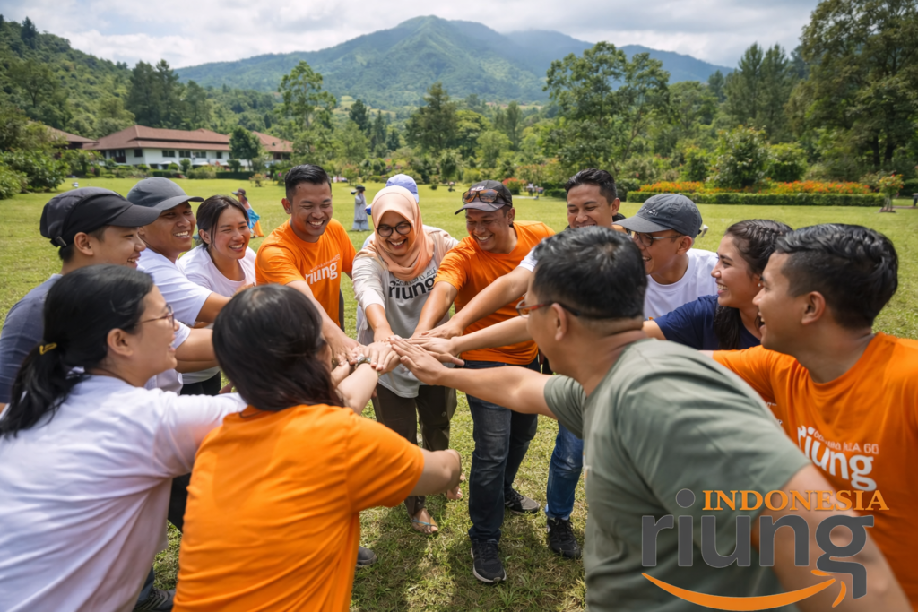 Peserta gathering melakukan ice breaking ringan di halaman terbuka Hotel Grand Pesona dengan latar pegunungan
