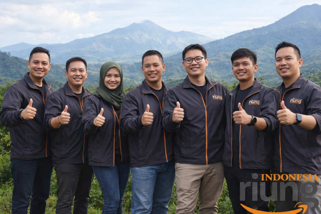 Tim perusahaan berdiri bersama setelah closing session gathering