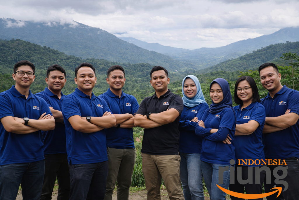 Tim perusahaan berdiri bersama setelah closing outing dengan latar pegunungan Puncak