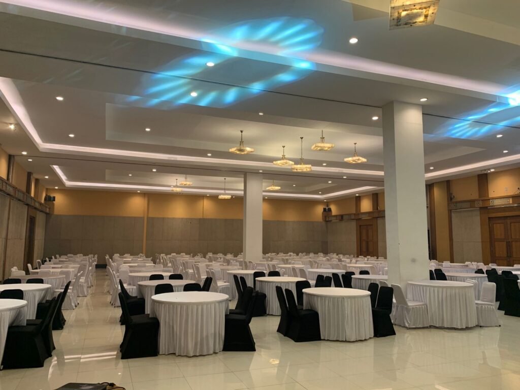  Ruang meeting indoor dan amphitheater outdoor di Camp Hulu Cai Bogor 