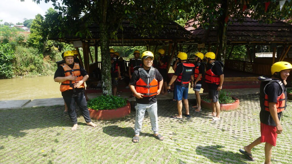Corporate Camp & Rafting di Sungai Citarik Sukabumi