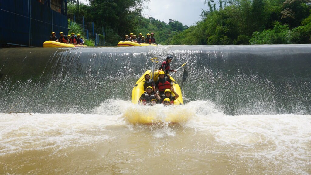 Rafting & Gathering Perusahaan di Sungai Citarik Sukabumi