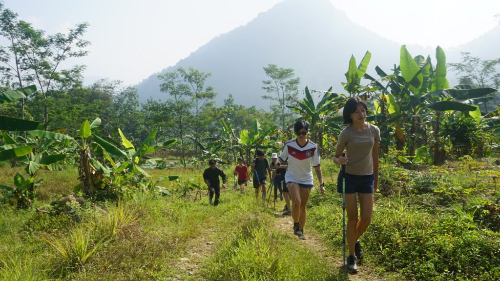 Jalur trekking di Telaga Saat Puncak yang dikelilingi pepohonan dan suasana tenang