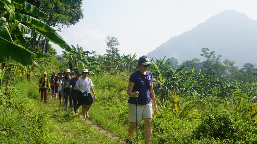 Trekking Telaga Saat: Pilihan Wisata Alam tenang di Puncak Bogor