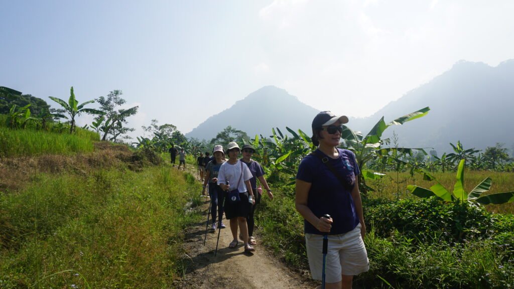 Tim menikmati perjalanan trekking di Telaga Saat Puncak dengan panorama alam asri