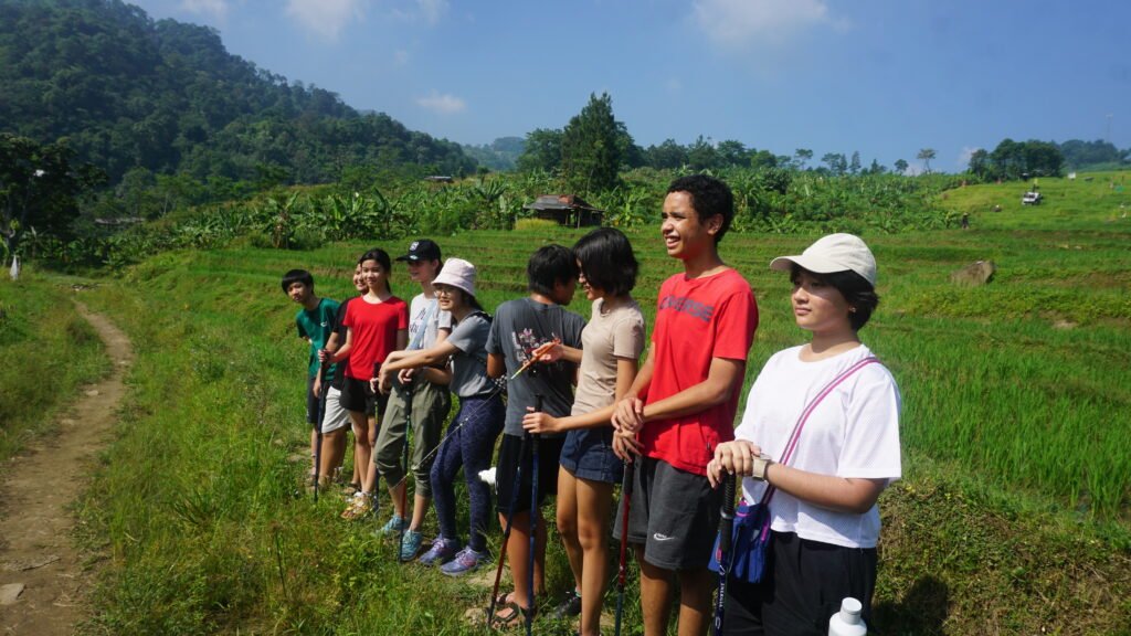 Suasana trekking di Telaga Saat Puncak dengan latar hutan dan udara pegunungan sejuk
