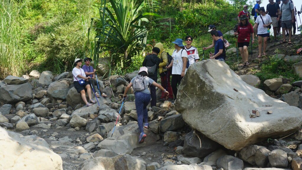 Aktivitas trekking menuju Telaga Saat Puncak dengan jalur alami dan pemandangan hijau