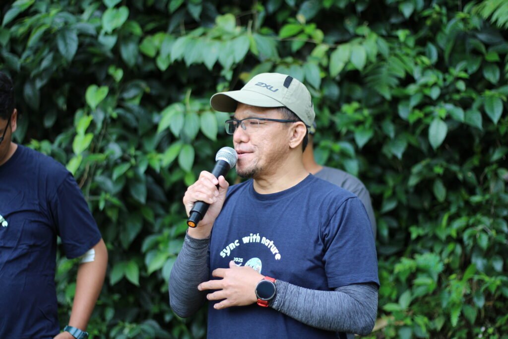 Suasana outing kantor di Padi Resort Pancawati dengan latar perbukitan