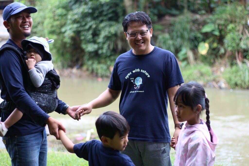 Momen relaksasi tim dalam outing di Padi Resort Pancawati yang penuh energi positif