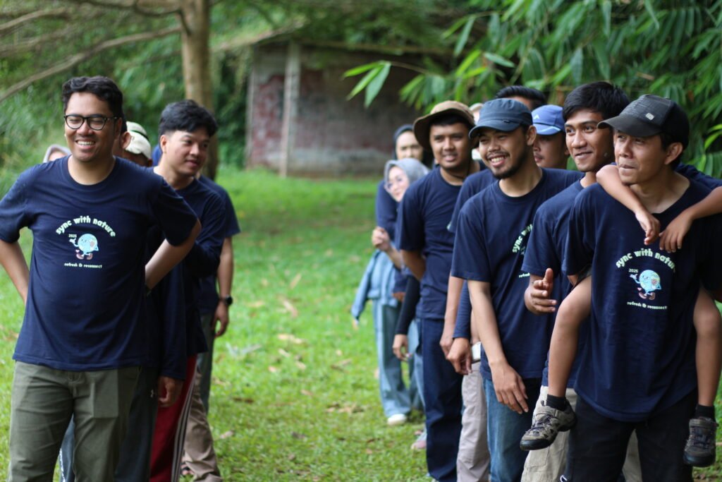 Kegiatan ice breaking tim di Padi Resort Pancawati dengan latar perbukitan alami