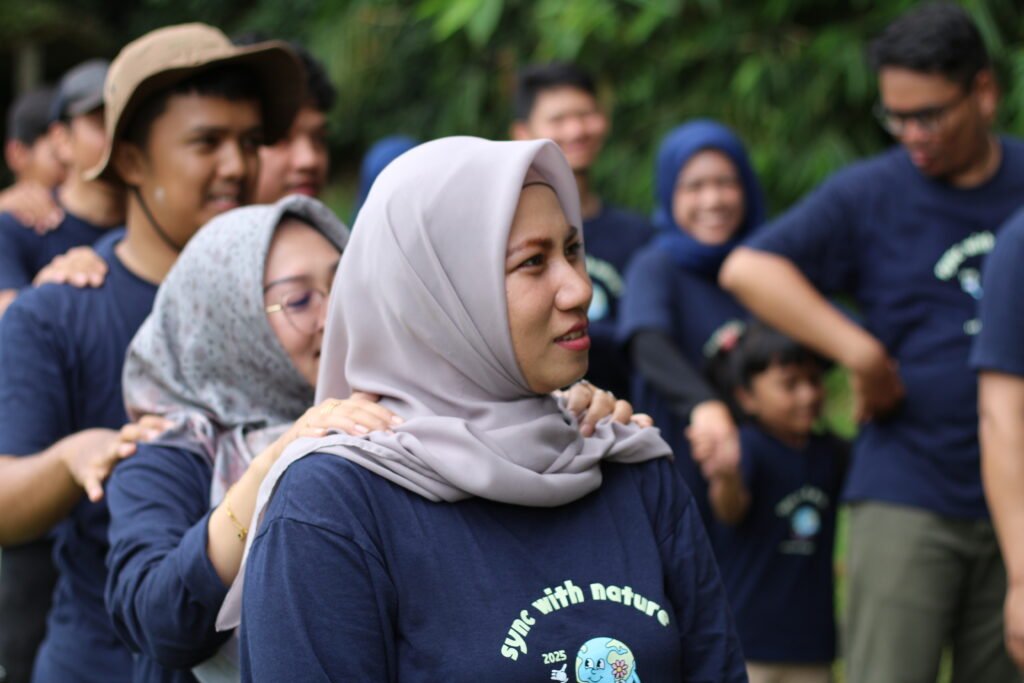 Peserta outbound bermain permainan kolaboratif di area terbuka Padi Resort Pancawati