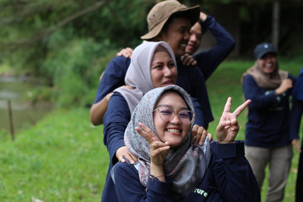 Aktivitas team building outdoor di Padi Resort Pancawati dengan suasana alam yang sejuk