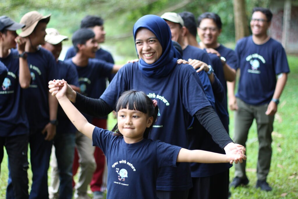 Tim perusahaan mengikuti outbound di Padi Resort Pancawati dengan latar pegunungan hijau