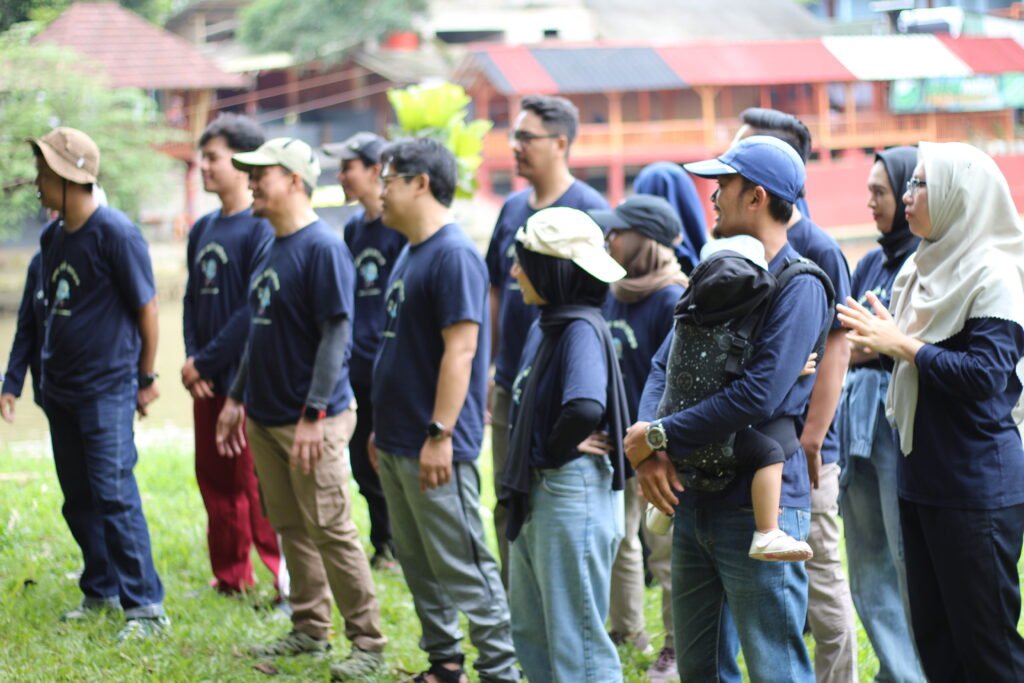 Karyawan berkumpul dalam acara gathering santai di Padi Resort Pancawati