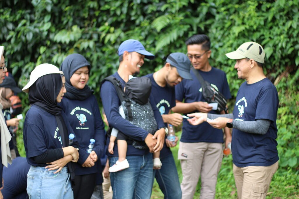 Suasana gathering perusahaan di Padi Resort Pancawati dengan latar alam pegunungan