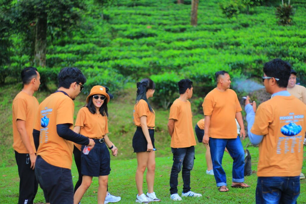 Istirahat peserta setelah melakukan aktivitas acara gathering