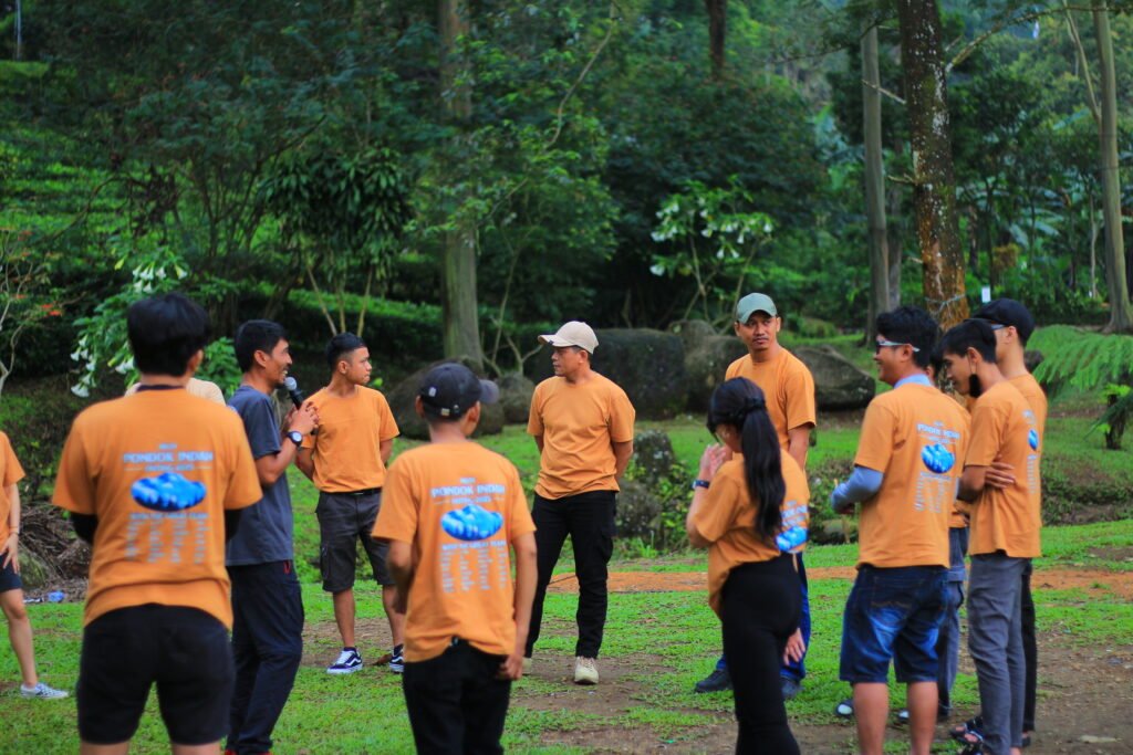 Peserta berkumpul di area lapangan hotel Grand Pesona Puncak