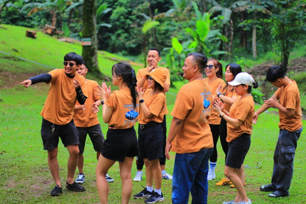 Peserta berkumpul bersama di area hotel grand pesona puncak