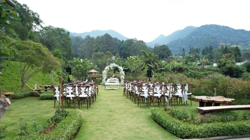 Area Outdoor Aston Puncak