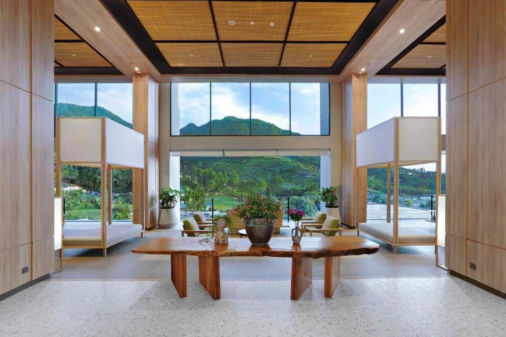 Lobby Aston Puncak dengan pemandangan pegunungan