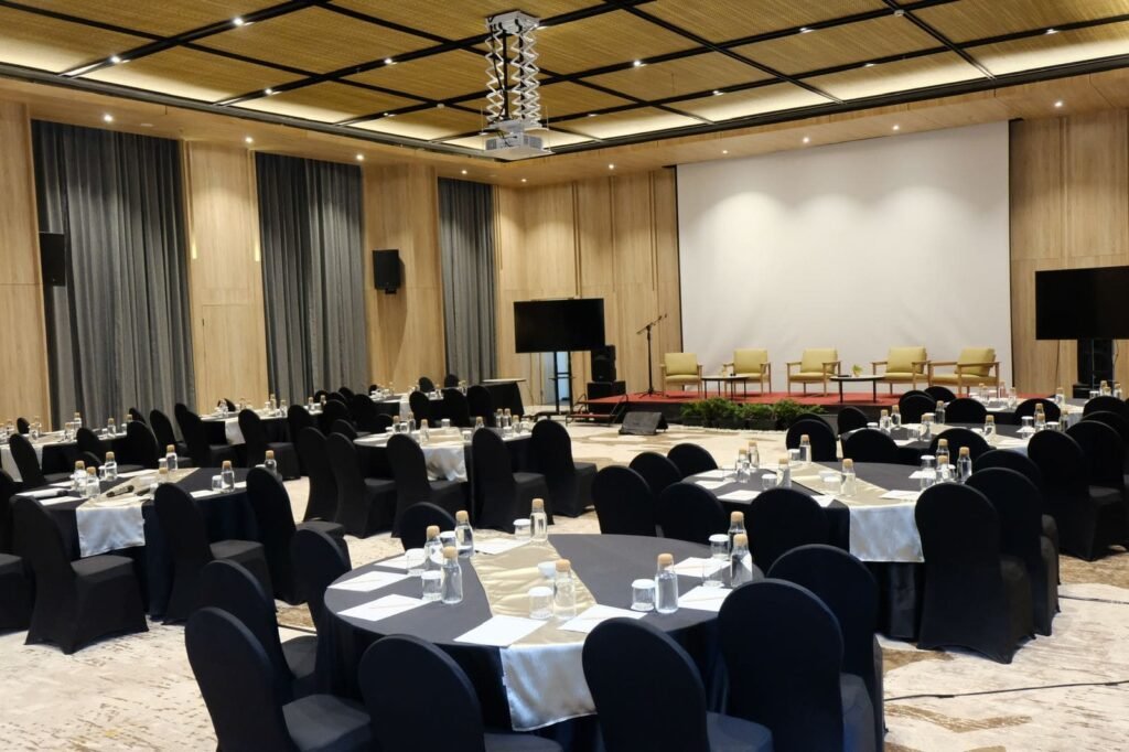 Ballroom Cendana Grand Aston Puncak dengan kapasitas besar untuk meeting, gathering, dan acara pernikahan di Puncak.