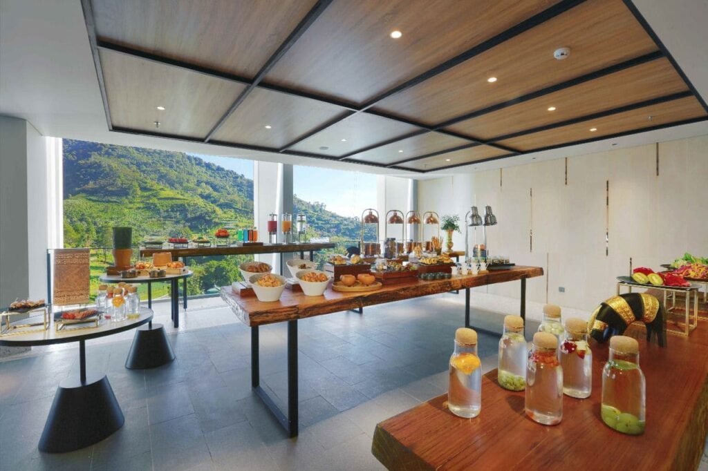Restoran Altius Grand Aston Puncak menyajikan kuliner lokal, Asia, dan 
Barat dengan suasana semi-outdoor. 