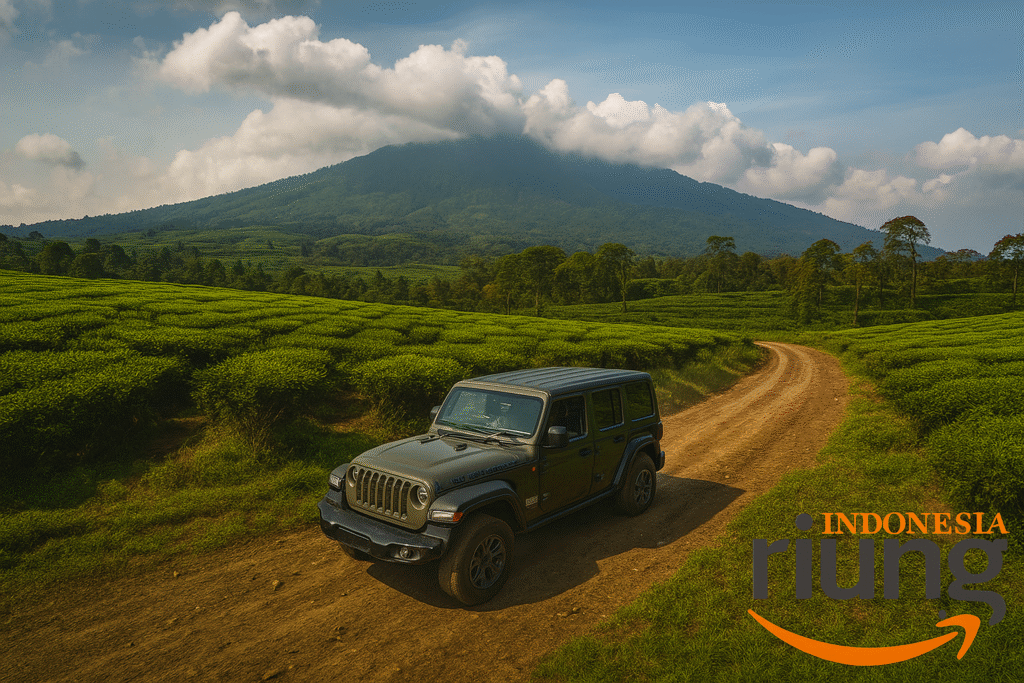 Jeep offroad melintasi jalur Puncak Bogor
