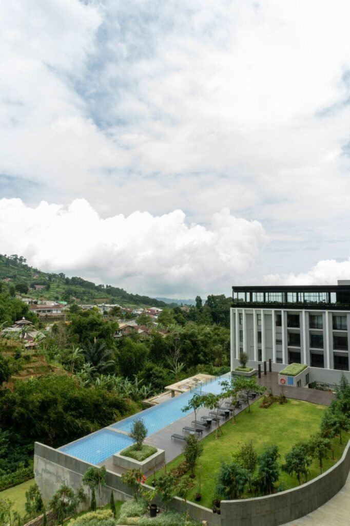 Kolam renang outdoor Grand Aston Puncak dengan panorama pegunungan 
dan udara sejuk khas Puncak. 