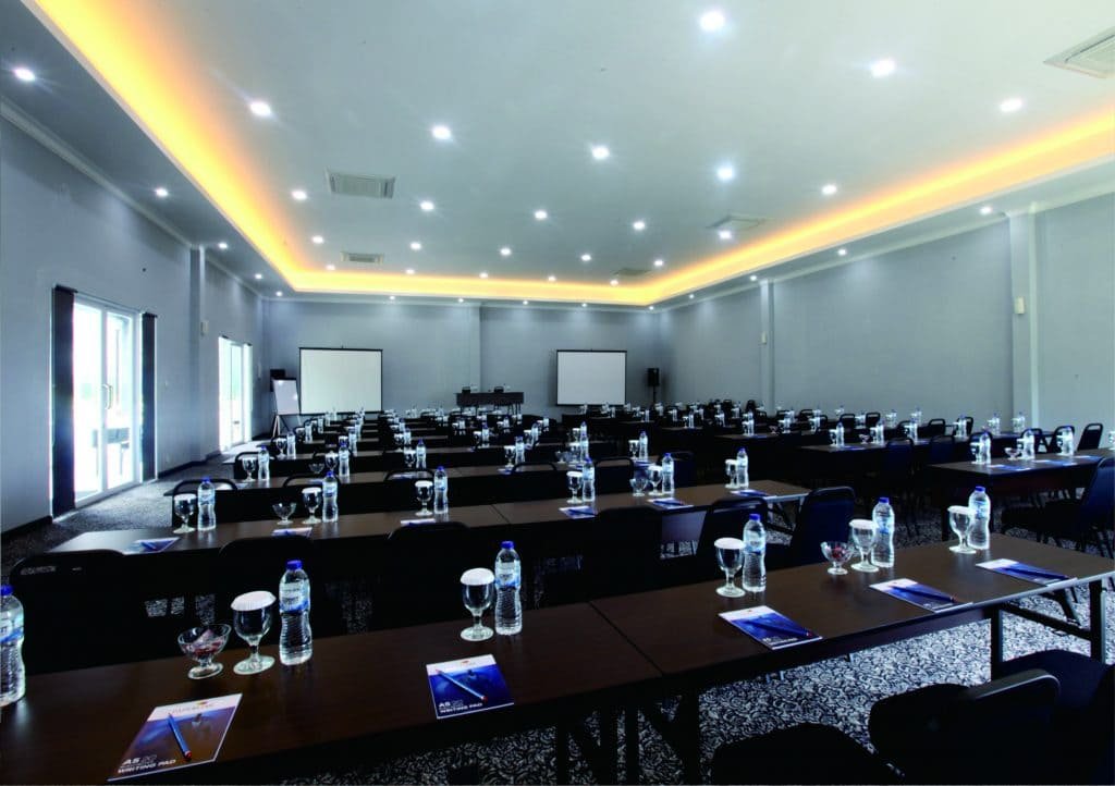 Ruang meeting semi outdoor di Leuweung Geledegan Ecolodge Bogor.