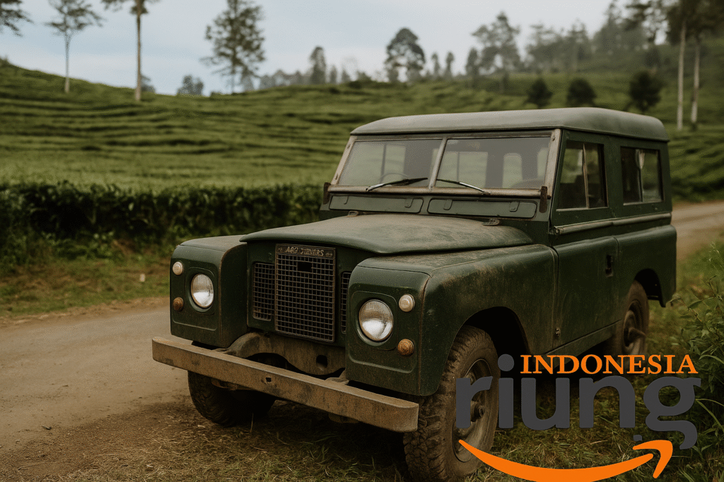 jalur kombinasi tanah dan rumput menuju Telaga Saat dengan jeep Land Rover Series 2 melaju perlahan sambil memperlihatkan panorama kebun teh, bukit hijau, serta langit cerah yang menjadi ciri khas rute offroad Puncak Bogor.