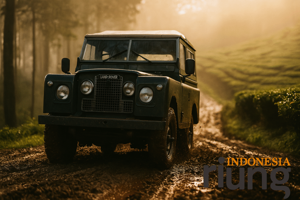 Foto grup komunitas offroad dengan latar Telaga Saat Puncak dan deretan jeep klasik yang terparkir rapi