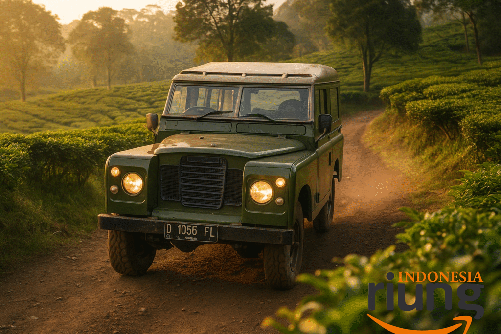 Jeep Land Rover Series 3 sedang melintas di jalur offroad ringan menuju Telaga Saat Puncak dengan latar hamparan kebun teh Gunung Mas, pepohonan hijau, tekstur tanah alami, dan suasana pegunungan sejuk khas wisata offroad Telaga Saat Puncak Bogor.