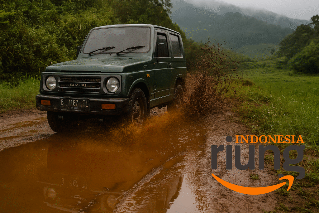 Pemandangan danau Telaga Saat yang jernih dengan pantulan bukit hijau, jalur offroad di sisi danau, serta jeep Suzuki Jimny klasik tahun 1998 berhenti di area foto Telaga Saat sebagai bagian dari paket wisata offroad Puncak Bogor.